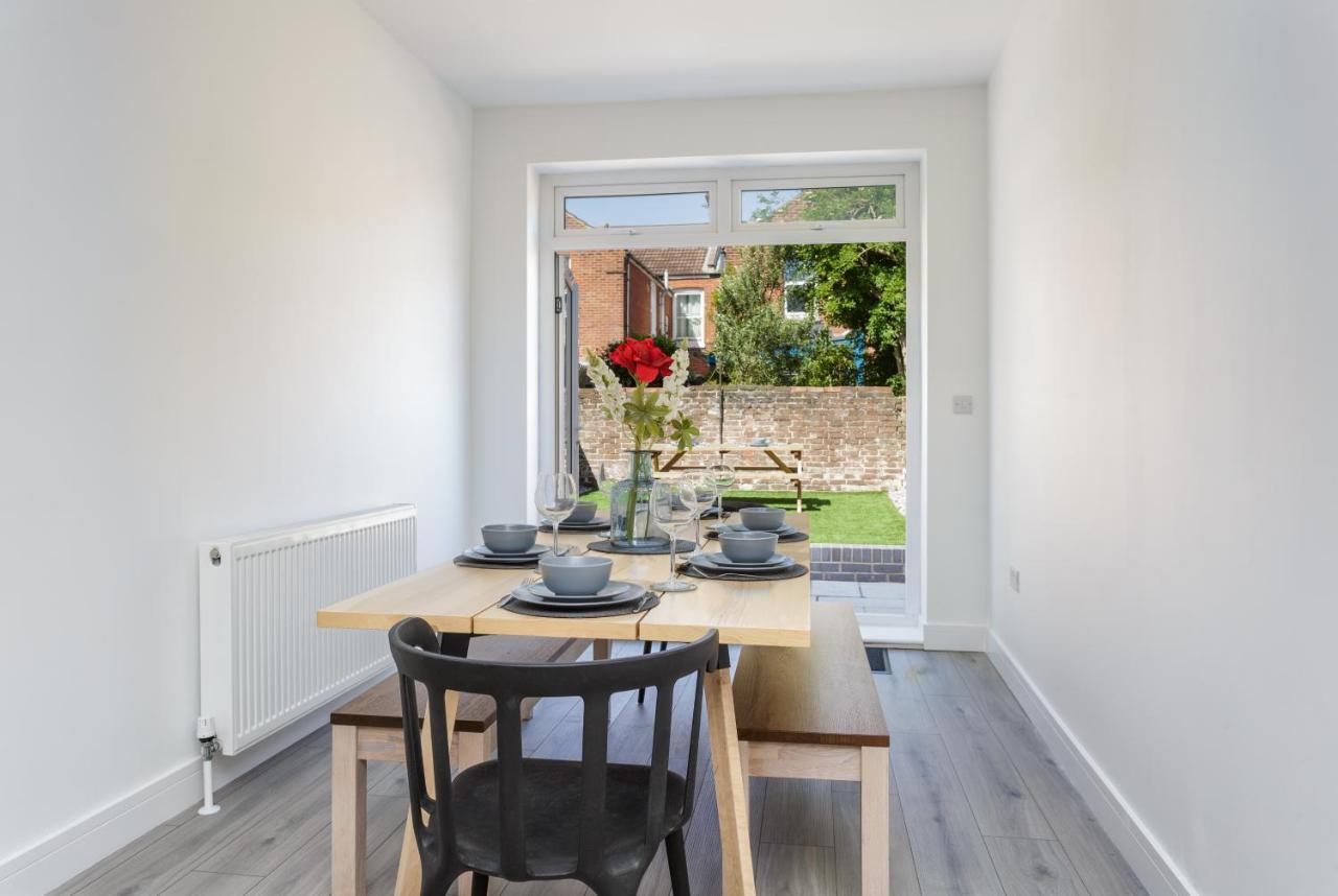Harold House - Modern Open Plan 4 Bedroom, 3 Bathroom House In Central Southsea, พอร์ตสมัธ ภายนอก รูปภาพ