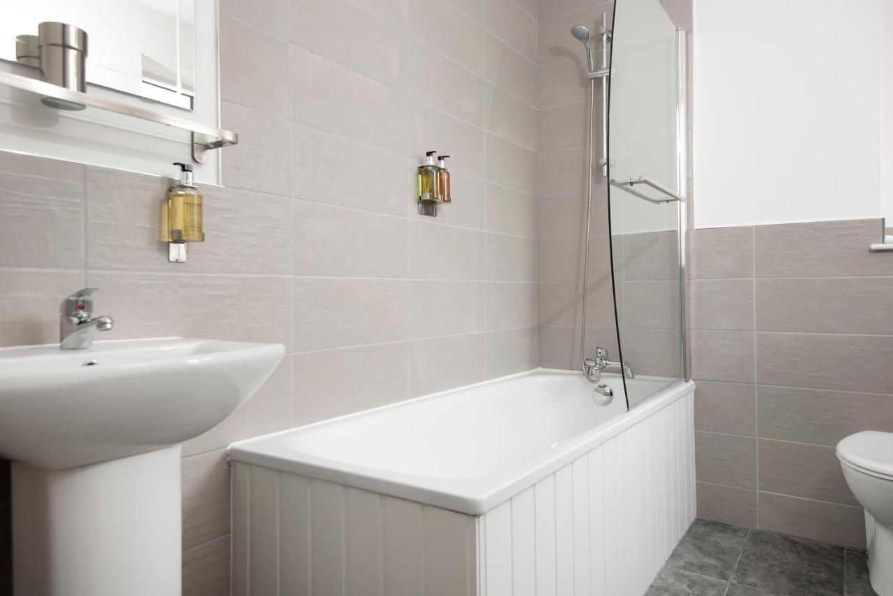 Harold House - Modern Open Plan 4 Bedroom, 3 Bathroom House In Central Southsea, พอร์ตสมัธ ภายนอก รูปภาพ